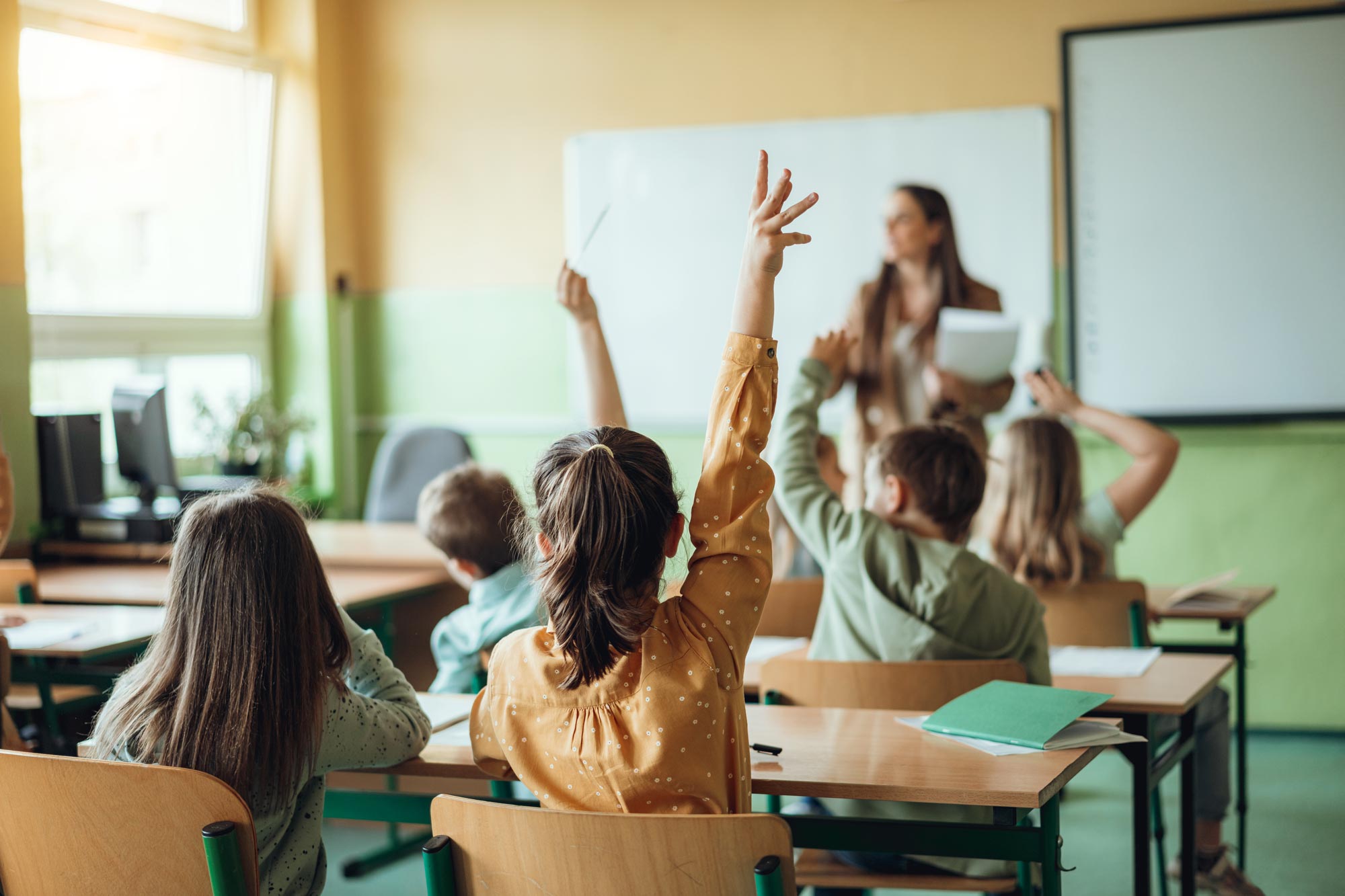 Klass som räcker upp handen